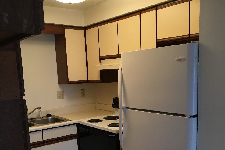 Kitchen - 170 Portage S St