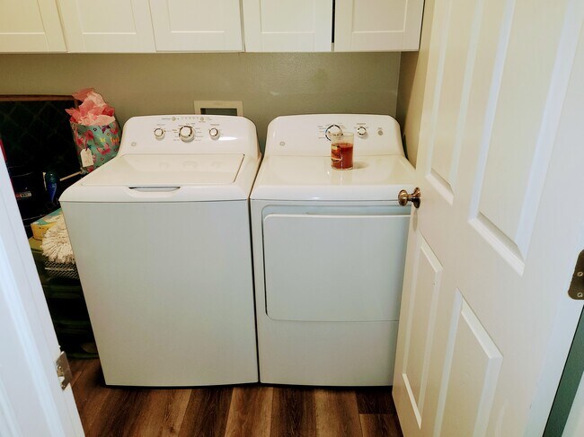 Building Photo - 945 N Slow Creek Ln