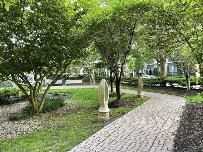 Building Photo - 45 River Dr S