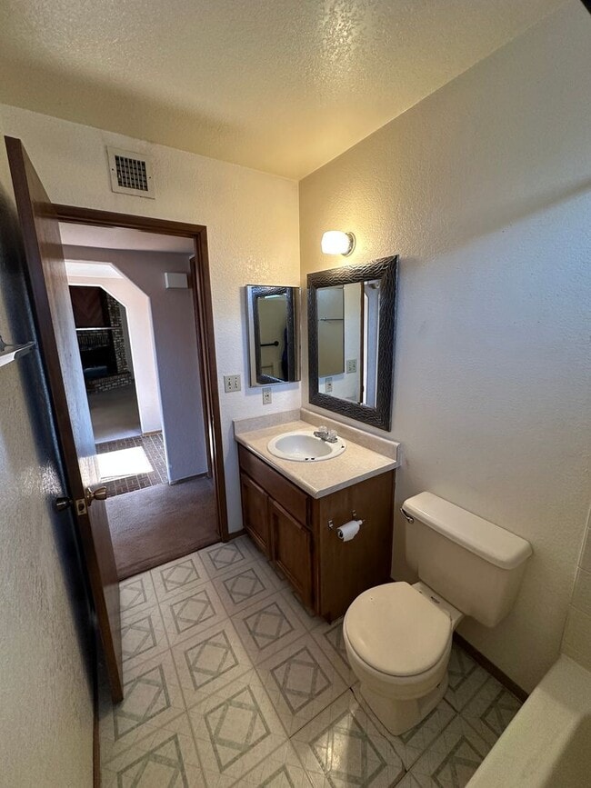 Building Photo - Cute 2 bedroom, 2 bathroom home with firep...