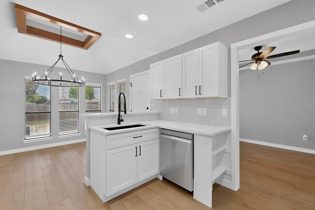 Building Photo - Beautifully Renovated Home In Carrollton Ready For Move-in