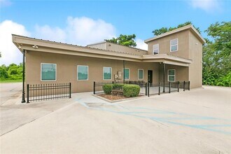 Building Photo - 1400 Woodland Hwy