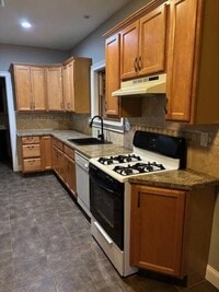 Building Photo - 114 Collyer Ave