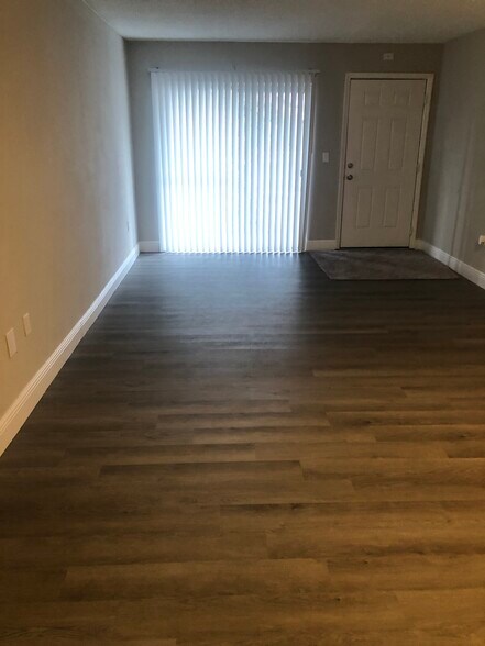 Living /dining room - 2520 Caper Ln