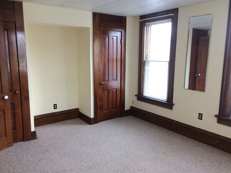Building Photo - 106 West Paradise Street
