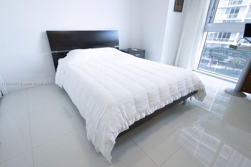 Building Photo - 475 Brickell Ave