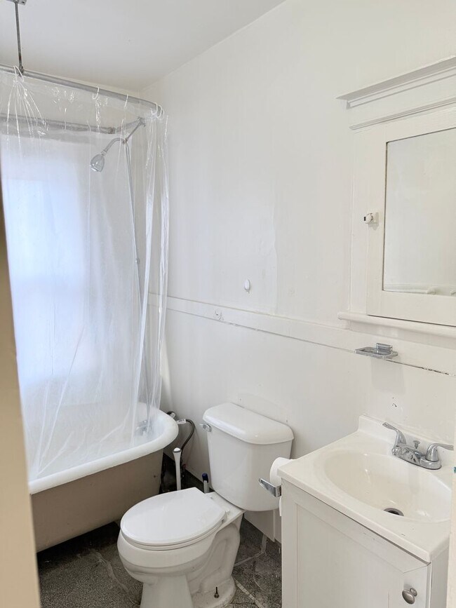 Building Photo - 411 W Washington Ave