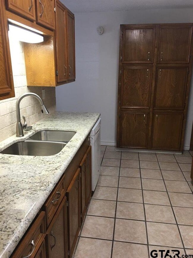Building Photo - 6020 Plantation Dr