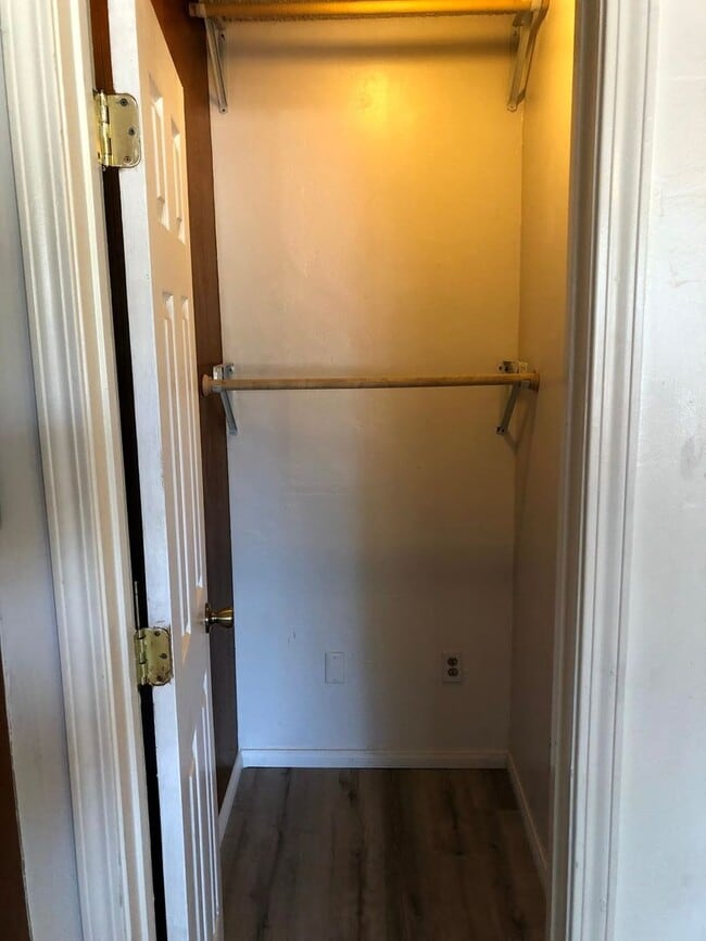 Building Photo - 5 bed 3 bath w/ POOL and Large rooms