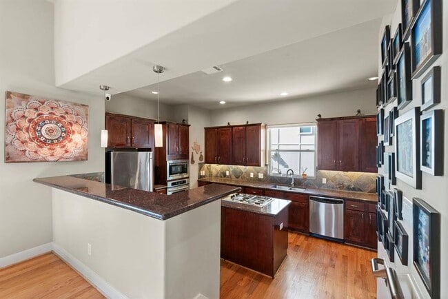 Building Photo - 5122 Lillian St