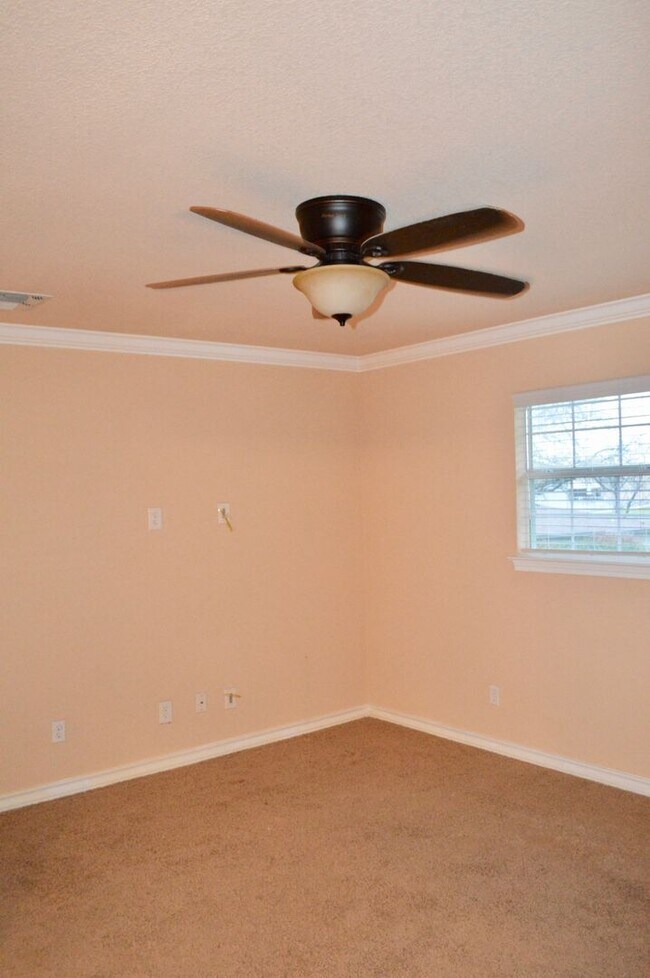 Building Photo - Beautiful 3 bed 2 bath home in a quiet nei...