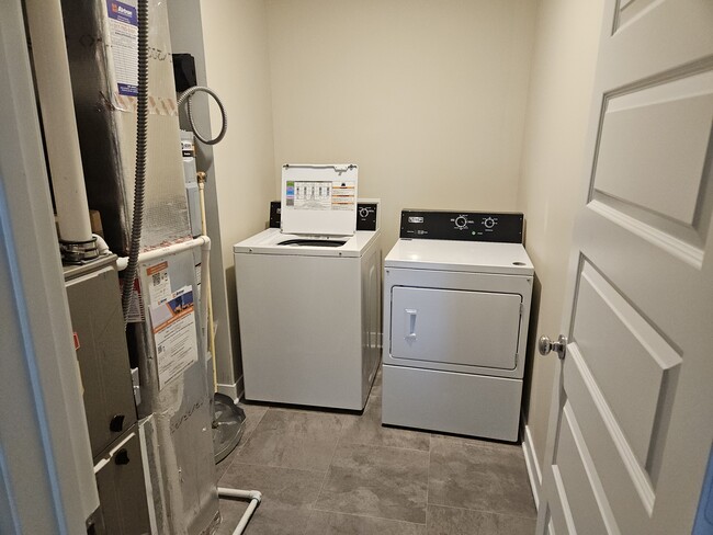 Building Photo - 2704 Grassy Br Dr