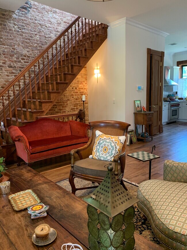 Building Photo - 559 Monroe St