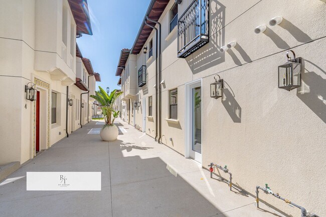 Building Photo - Whitmore Villa.