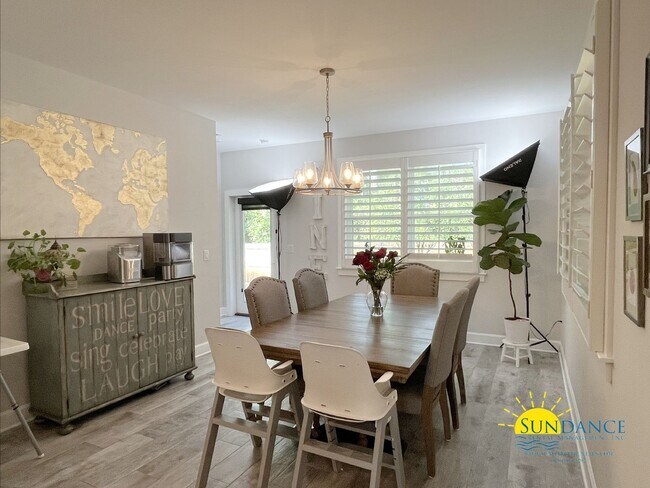 Building Photo - Efficient Solar 4-Bedroom Home in Navarre’s La Fontaine Gated Community with Deeded Beach Access!