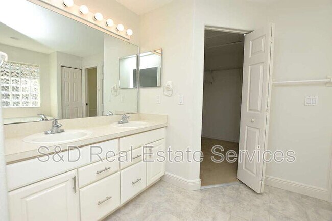 Building Photo - 2235 Silver Re Dr