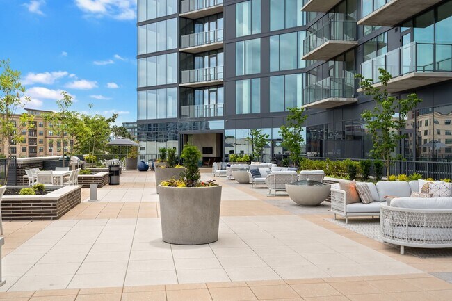 Building Photo - Premier Penthouse Suite at Seven 88 West Midtown-