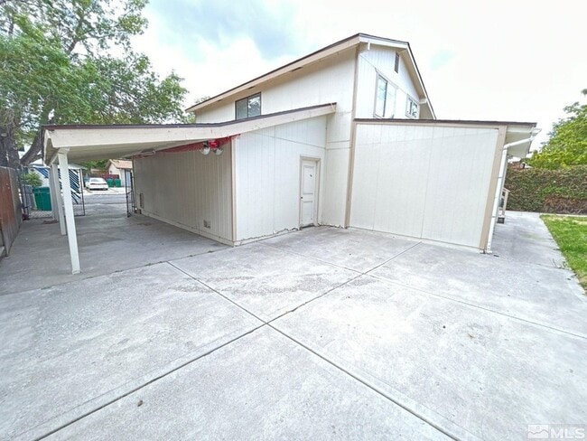 Building Photo - 306 E Quail St