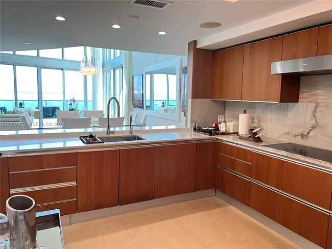 Building Photo - 1331 Brickell Bay Dr