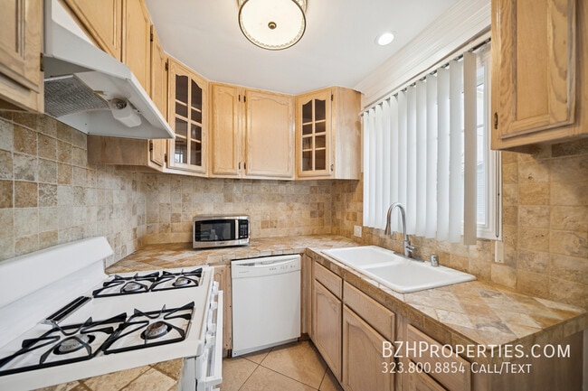 Building Photo - 710 Westmount Dr