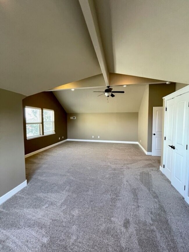 Building Photo - Gorgeous 3 bedroom spacious home in NE Ben...