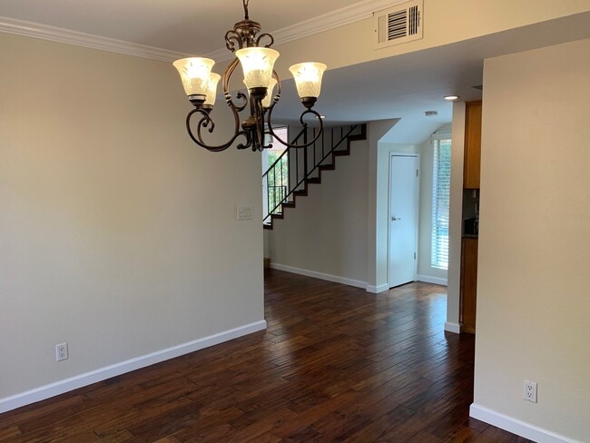 Building Photo - Light and Bright Two Story Townhome!
