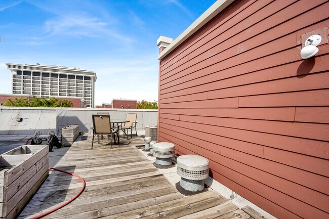 Building Photo - 2503 S Calumet Ave