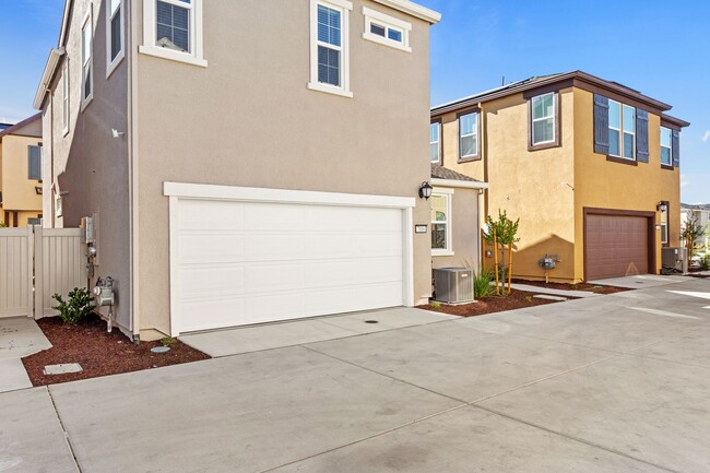 Building Photo - Gorgeous Newer Home in Roseville!