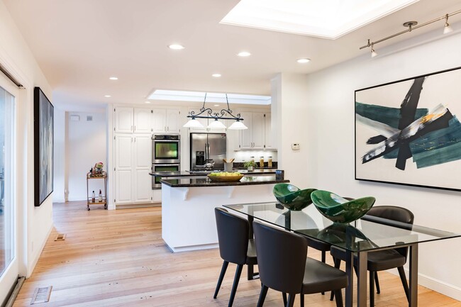 Building Photo - Luxurious Short Term Lease in Atherton: Ov...