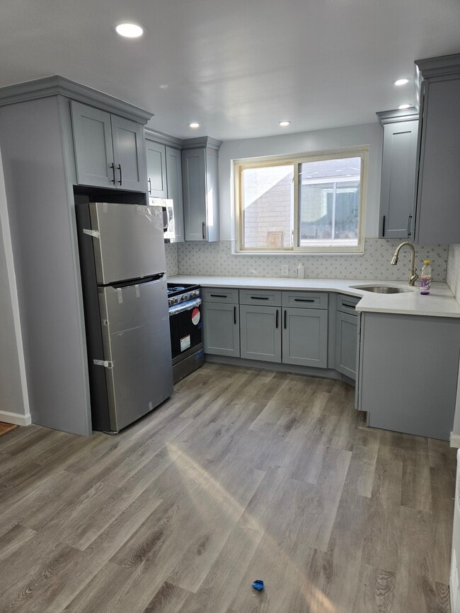 Building Photo - 716 E 58th St