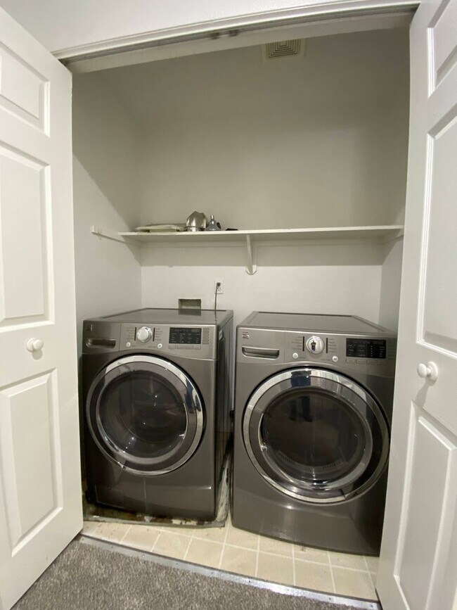 Building Photo - Two Story, Three Bedrooms, Two And A Half Bathrooms In Brookside