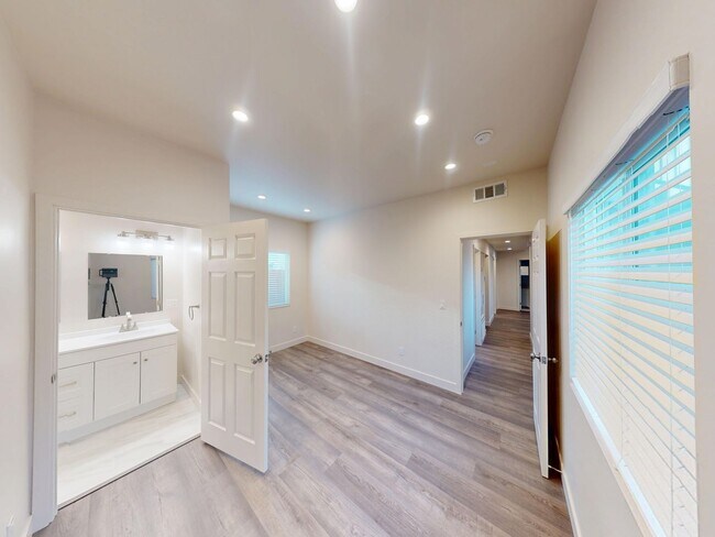 Building Photo - 4BD/2BA on East Falls! Newer Build & Rooftop Deck!