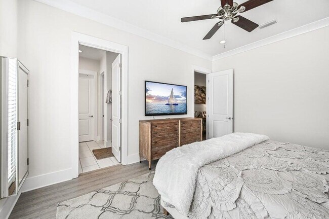 Building Photo - 995 Airport Rd