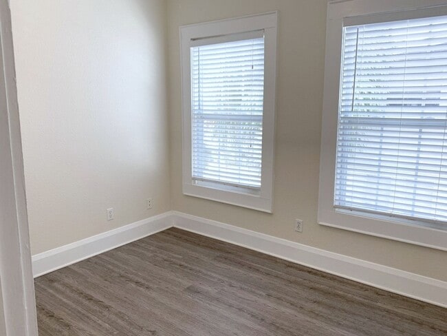 Building Photo - Charming 2-Bedroom Apartment in Prime SOHO...