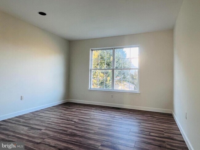 Building Photo - 102 Sweethollow Dr