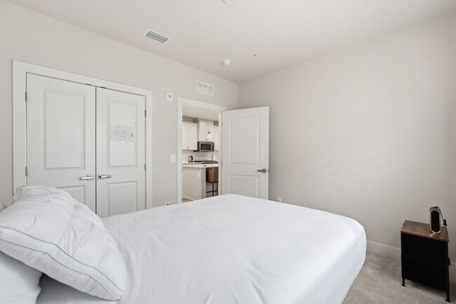 Building Photo - Move right into this immaculate, nearly new 2-bedroom, 2-bath condo offering modern finishes and ...