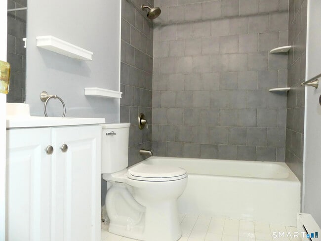 Building Photo - 8 Oakwood Ave