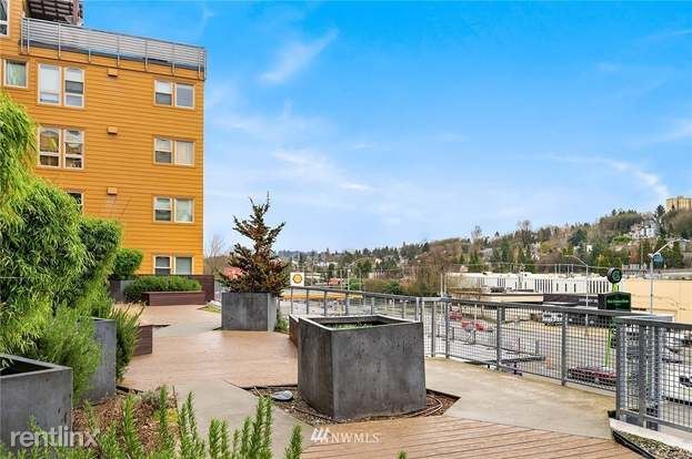 Building Photo - 827 Hiawatha Pl S