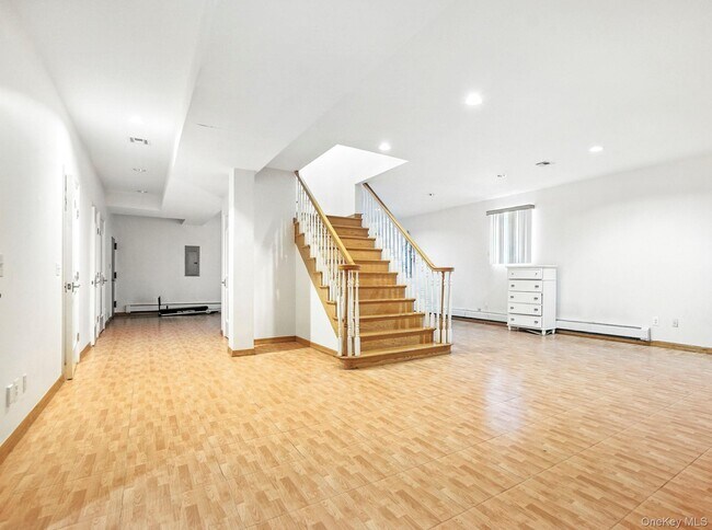 Building Photo - 77-16 Kew Forest Ln