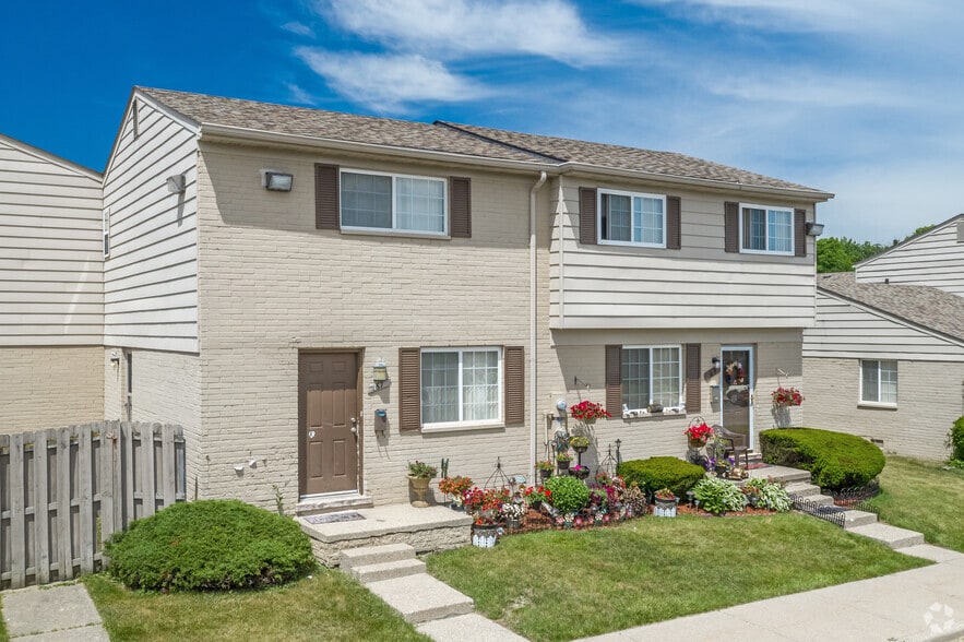 Primary Photo - Auburn Village Townhomes