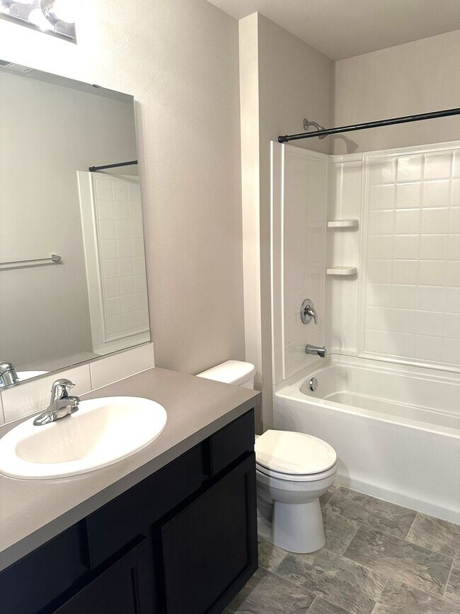 Building Photo - Puyallup - Beautiful 4 bedroom, 2.5 bath home! Available Now!