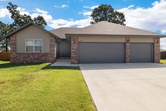 Building Photo - 4 Bedroom Home in Republic with fence!