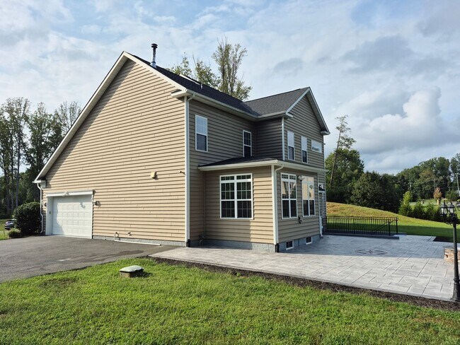 Building Photo - 15 Sweet William Dr