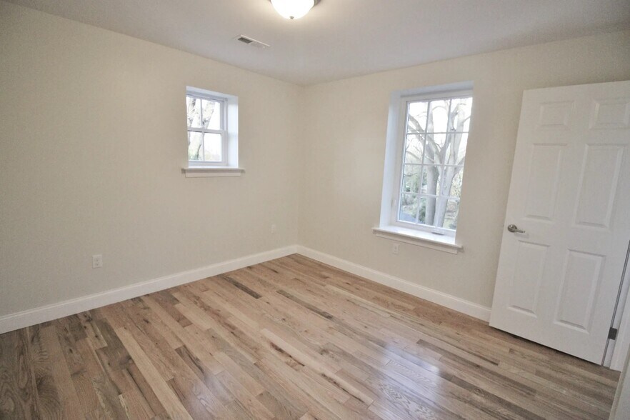 Building Photo - 37 Pine St