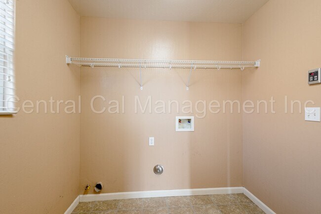Building Photo - Large 4 Bedroom/2.5 Bath Home with a Large Loft - $2795 Per Month!