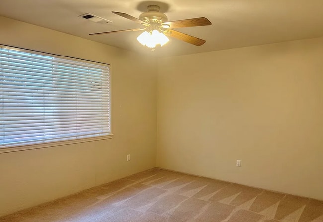 Building Photo - 3311 Edgewater Dr