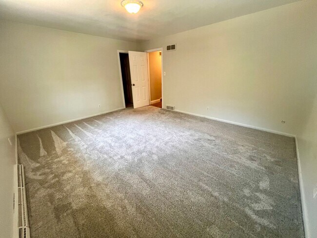 Building Photo - Cranberry - 6 bedroom 4 bathroom - Stunnin...