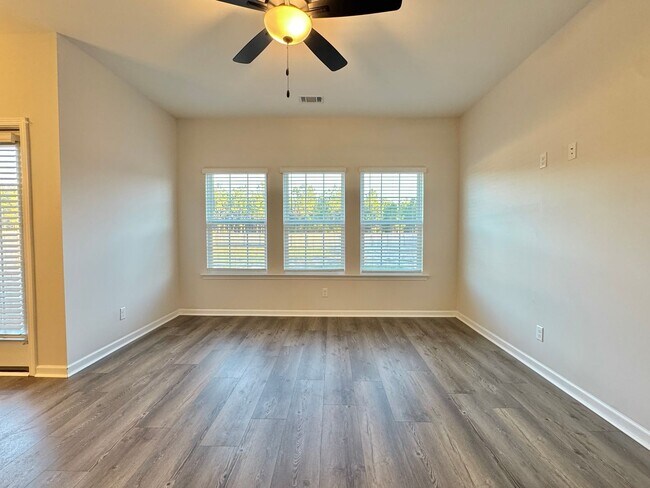 Building Photo - AVAILABLE NOW! (Pet Friendly)