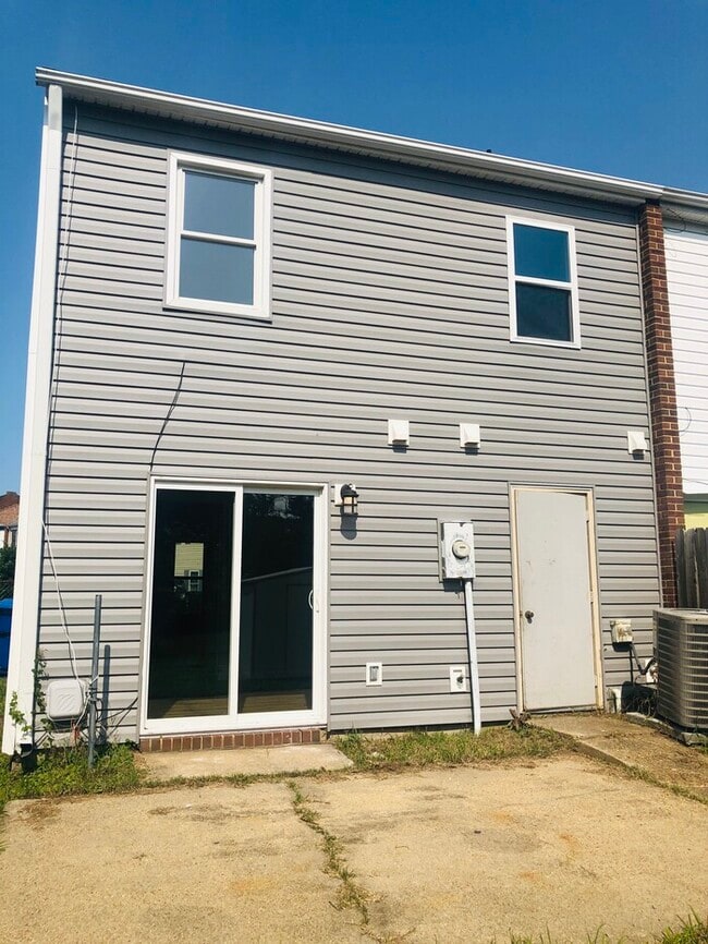 Building Photo - STUNNING 3 BEDROOM END UNIT TOWNHOUSE just off gate of Little Creek!!