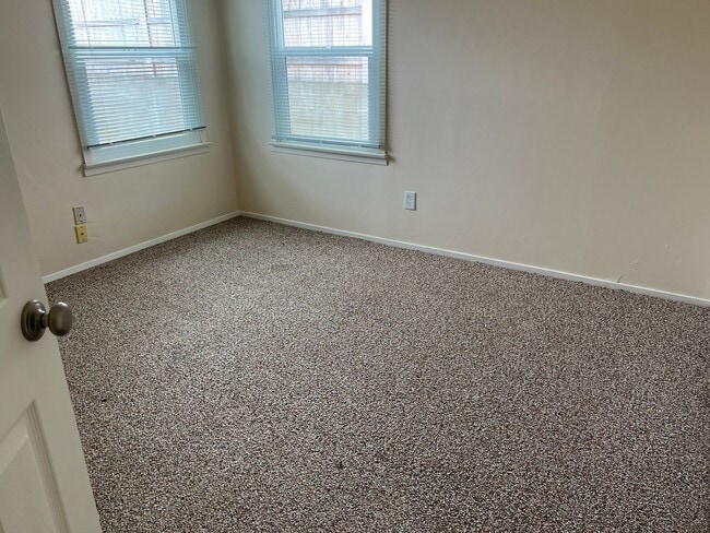 Building Photo - 464 Arbutus Ave